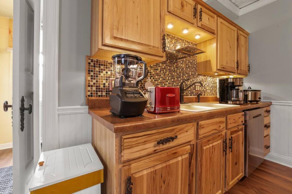 Charming Victorian Home - 2 Minutes To Downtown แลงคัสเตอร์ ภายนอก รูปภาพ