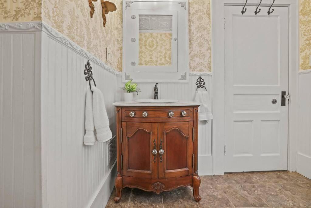 Charming Victorian Home - 2 Minutes To Downtown แลงคัสเตอร์ ภายนอก รูปภาพ