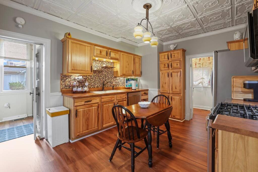Charming Victorian Home - 2 Minutes To Downtown แลงคัสเตอร์ ภายนอก รูปภาพ
